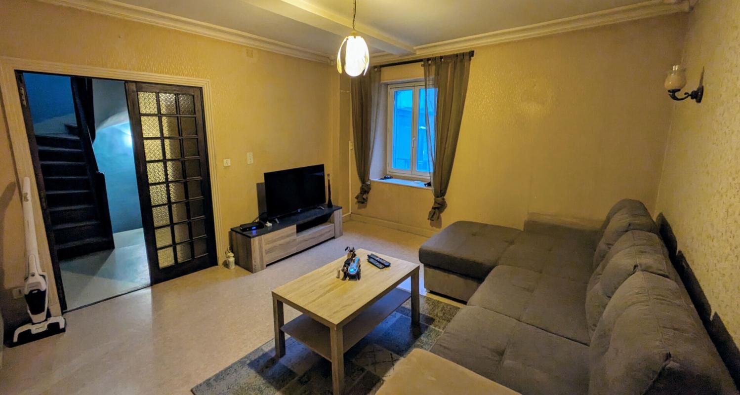 BRASSAC CENTRE VILLE BRASSAC - IMMEUBLE MIXTE APPARTEMENT T6  + FDC de BOULANGERIE 2