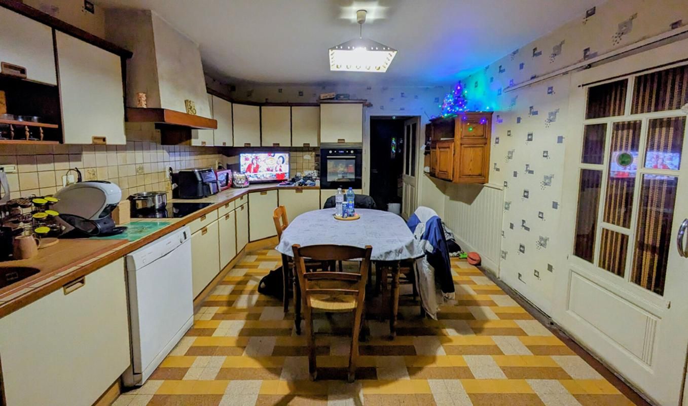 BRASSAC CENTRE VILLE BRASSAC - IMMEUBLE MIXTE APPARTEMENT T6  + FDC de BOULANGERIE 4