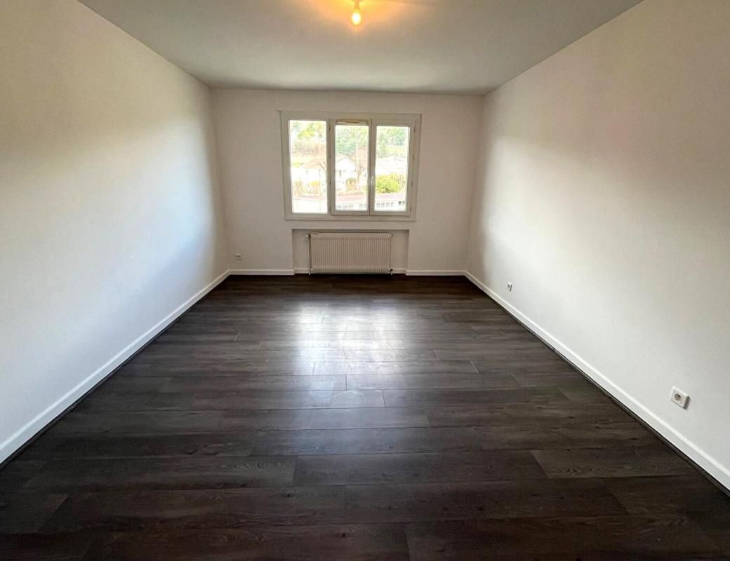 OYONNAX Appartement de 140 m² avec Balcon et Parking  -  Dernier Étage 2