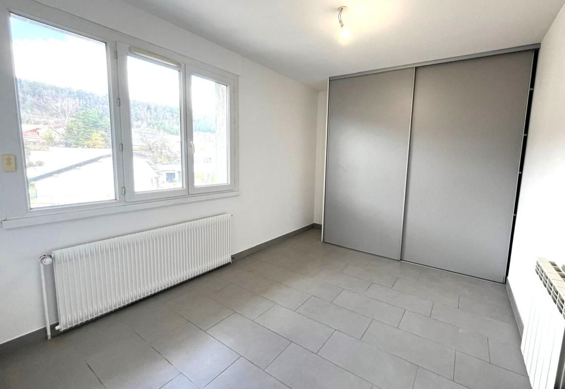 OYONNAX Appartement de 140 m² avec Balcon et Parking  -  Dernier Étage 3