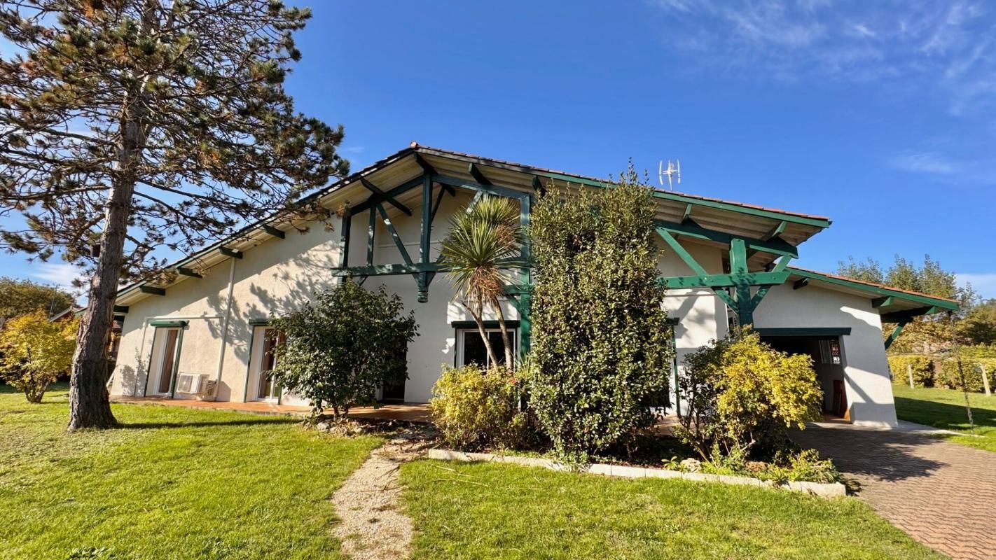 LEGE-CAP-FERRET Grande propriété familiale sur plus de 2000 m² 1