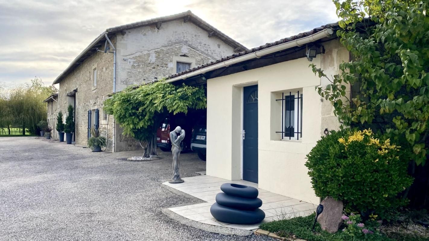 SAINT-MAIXENT-L'ECOLE (79400) Maison 6 pièces 240 m2, 400m2 de dépendance 3