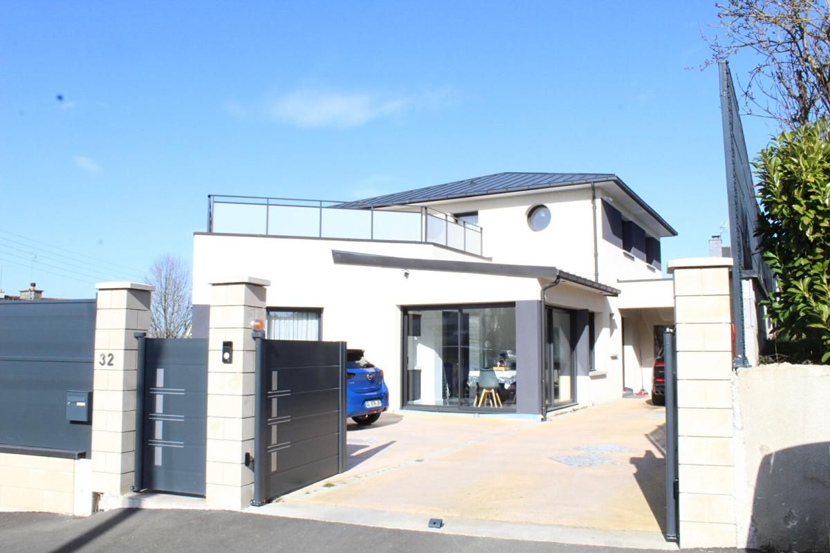 PLOUFRAGAN Côtes d'Armor 22440 Ploufragan. Villa d'exception, 5 chambres dont 1 suite parentale au Rdc. Terrasse surélevée, Garage 4