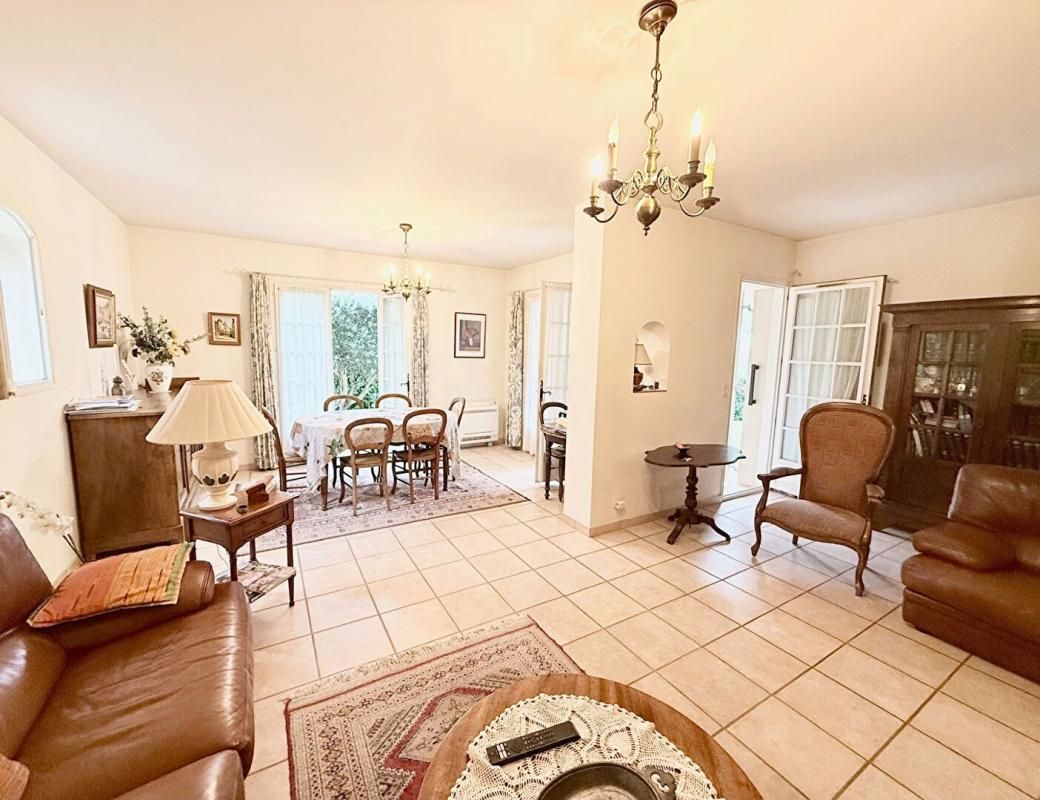 SIX-FOURS-LES-PLAGES Villa T6 indépendante au calme - 4 chambres et double garage - Proche mer 4