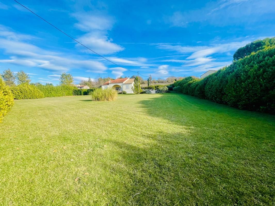 BARJAC Maison de charme à Barjac - grand terrain, piscine et vue magique sur les Cévennes ! 4