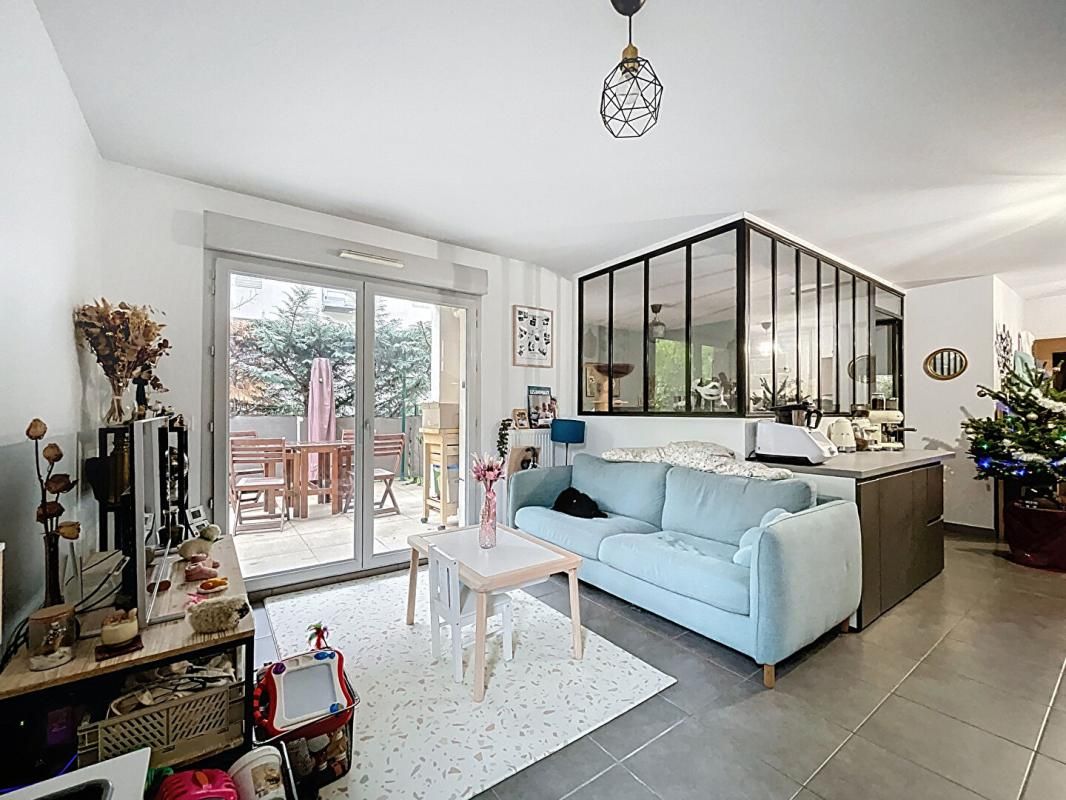 OULLINS-PIERRE-BéNITE Appartement - Pierre-Bénite (Le Perron) + garage double 35 m² 2