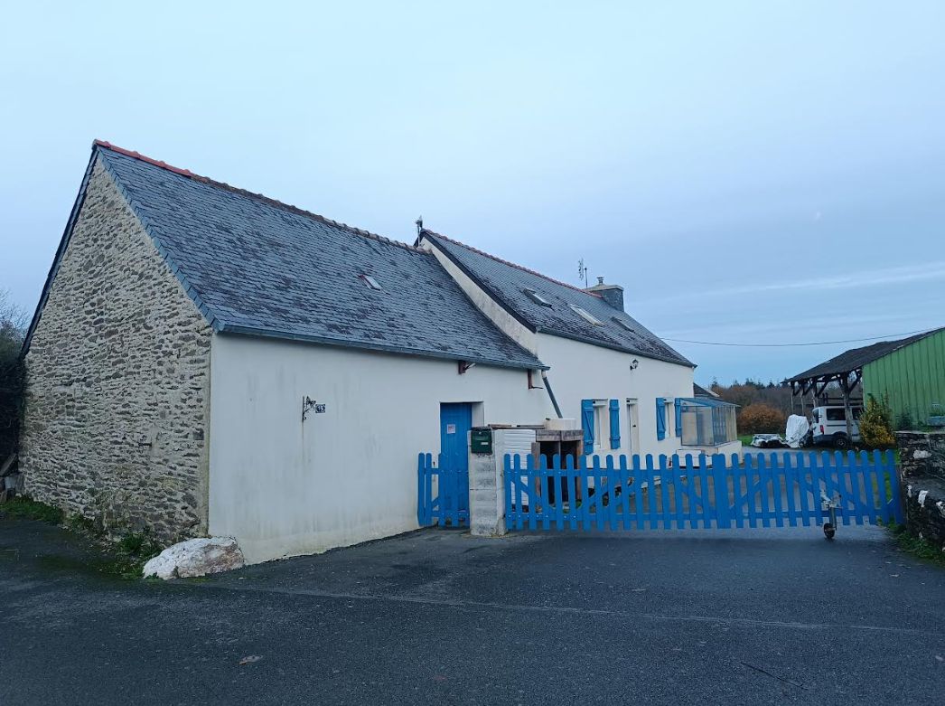 29270 Cléden Poher longère 3 chambres avec dépendances hangar ateliers 1900 m²  clos