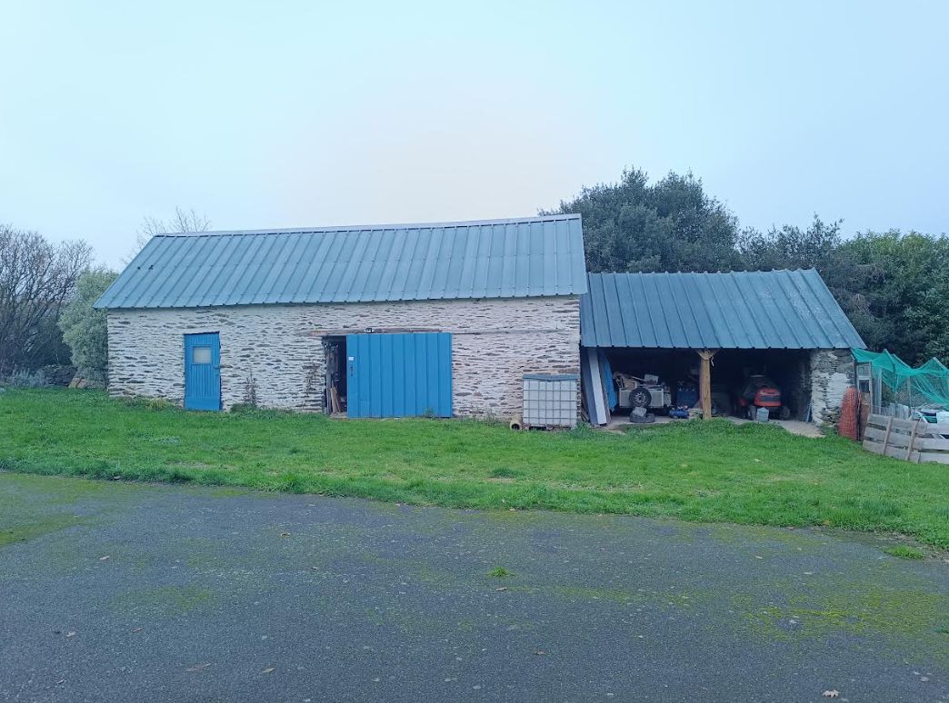 CLEDEN-POHER 29270 Cléden Poher longère 3 chambres avec dépendances hangar ateliers 1900 m² clos 2