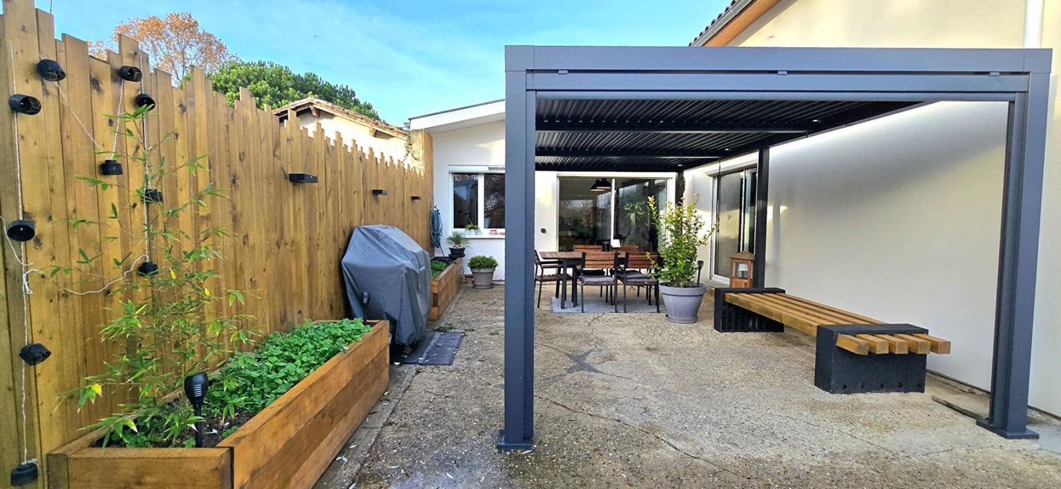 SAINT-LOUBES Maison entièrement rénovée avec double garage et piscine 2