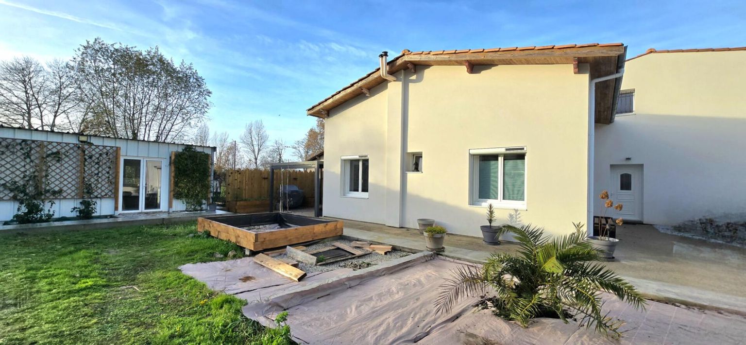 SAINT-LOUBES Maison entièrement rénovée avec double garage et piscine 3