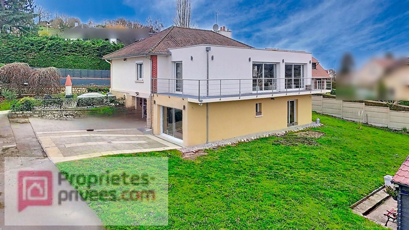 Maison de ville, de plain pied avec appartement en sous-sol proche commerces