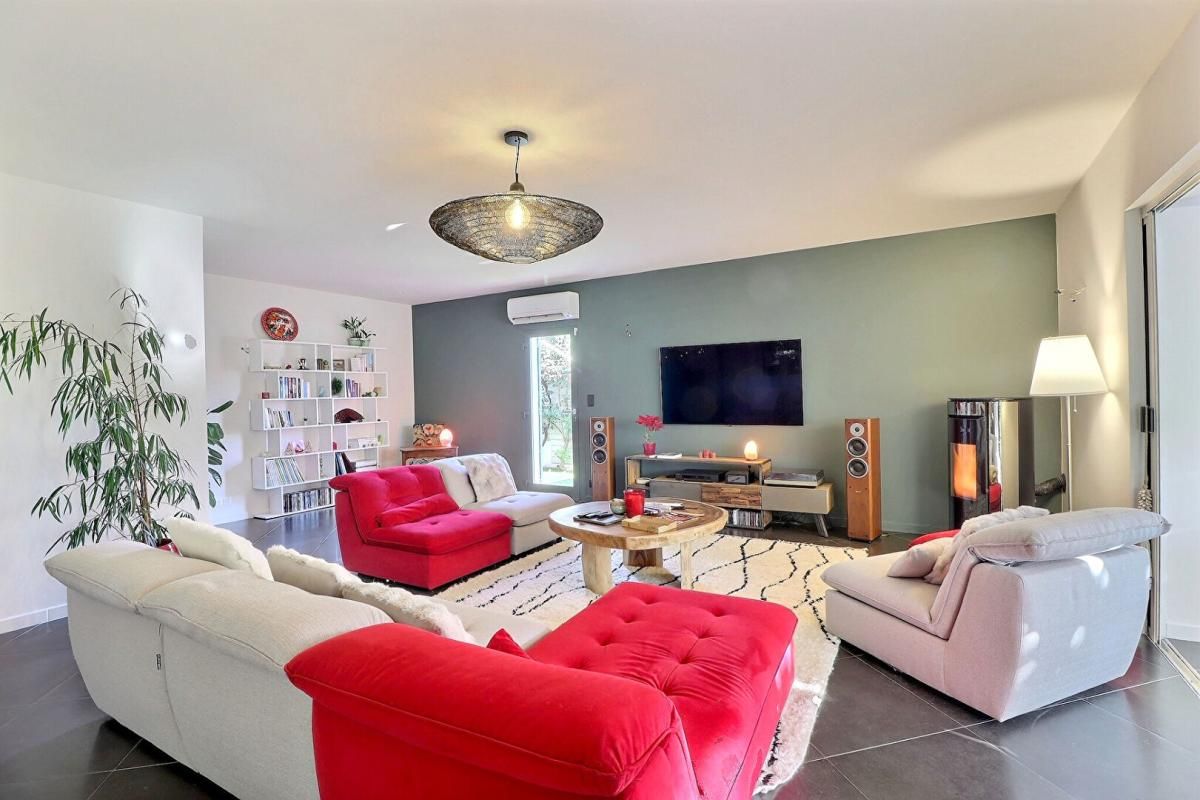 SANARY-SUR-MER SANARY SUR MER - Les Genêts d'or - A 12 Minutes à pied de la plage de la Gorguette - Au calme absolu - Villa coup de coeur 5 pièces 2