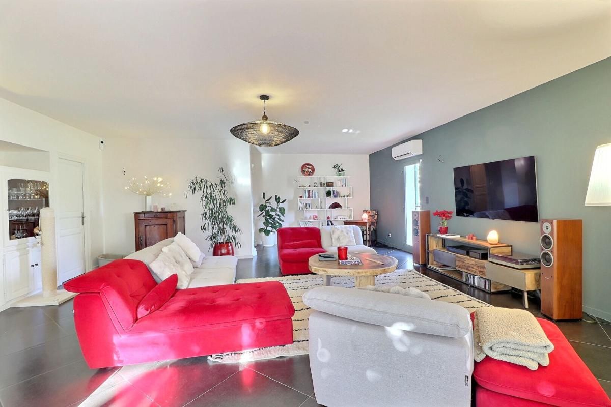 SANARY-SUR-MER SANARY SUR MER - Les Genêts d'or - A 12 Minutes à pied de la plage de la Gorguette - Au calme absolu - Villa coup de coeur 5 pièces 4