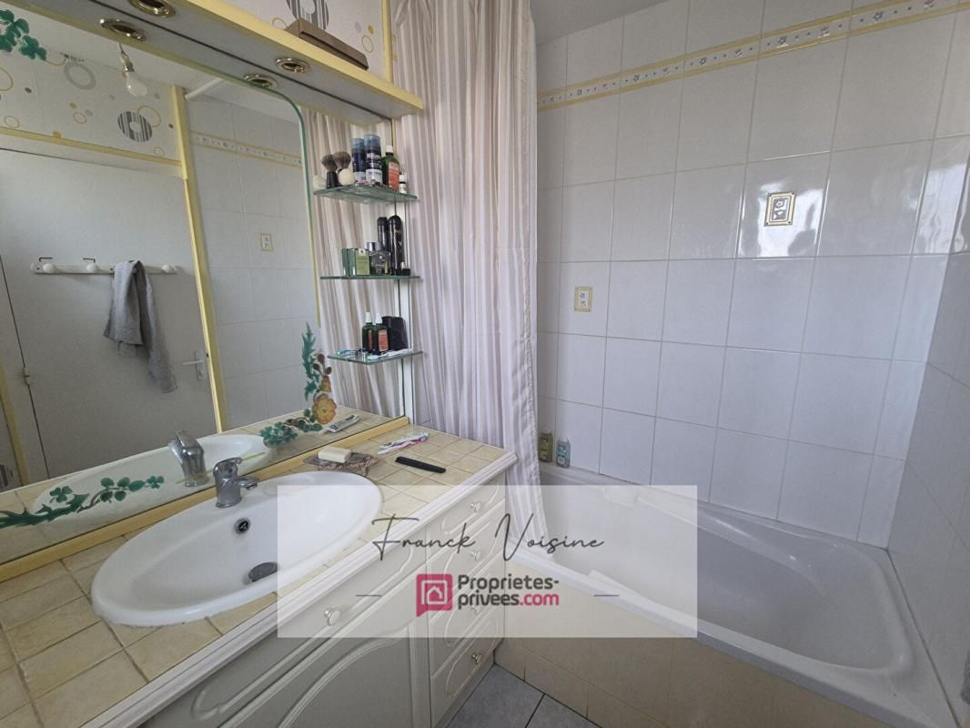 LES HERBIERS A VENDRE aux Herbiers, Maison de 79 m2 env avec 2 chambres et 1 bureau sur une parcelle de 349 m2 env 4