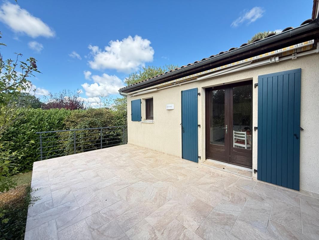 VOEUIL-ET-GIGET Maison avec piscine Voeuil Et Giget 5 pièce(s) 135 m2 2