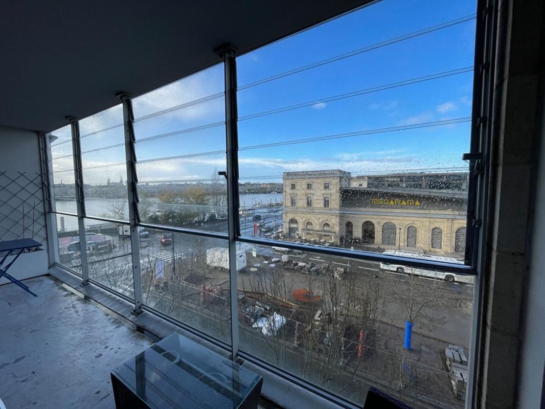 EXCLUSIVITÉ BEL APPARTEMENT TRAVERSANT, T4, LOGGIA, PARKING COUVERT, CAVE