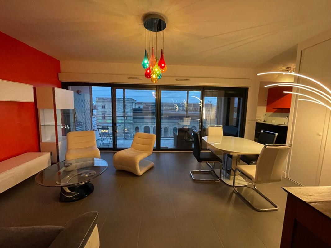BORDEAUX EXCLUSIVITÉ BEL APPARTEMENT TRAVERSANT, T4, LOGGIA, PARKING COUVERT, CAVE 2