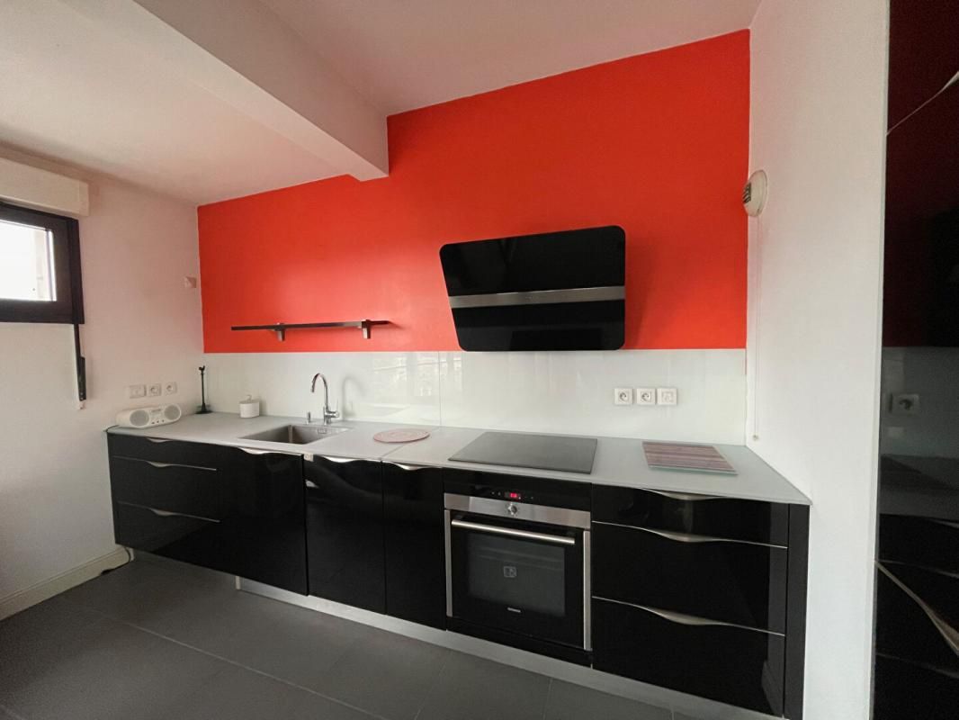 BORDEAUX EXCLUSIVITÉ BEL APPARTEMENT TRAVERSANT, T4, LOGGIA, PARKING COUVERT, CAVE 3