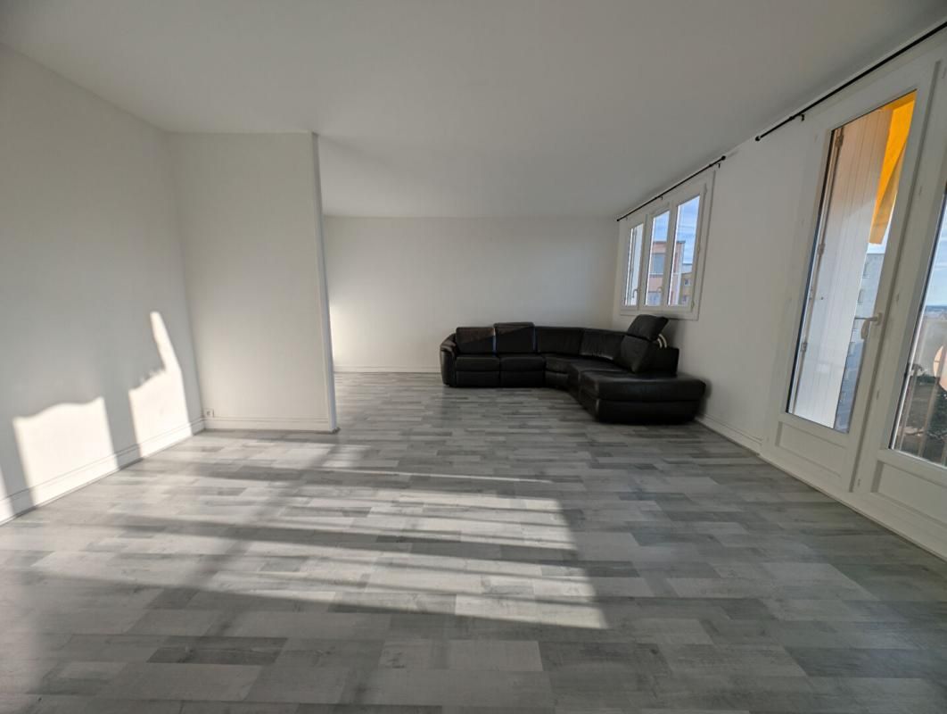 DREUX Lumineux, spacieux, sans vis-à-vis : votre futur appartement T5 à Dreux 2