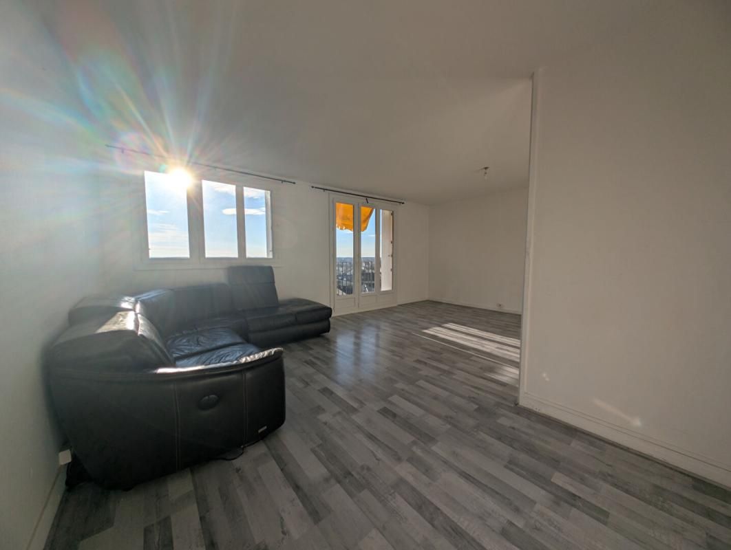 DREUX Lumineux, spacieux, sans vis-à-vis : votre futur appartement T5 à Dreux 3