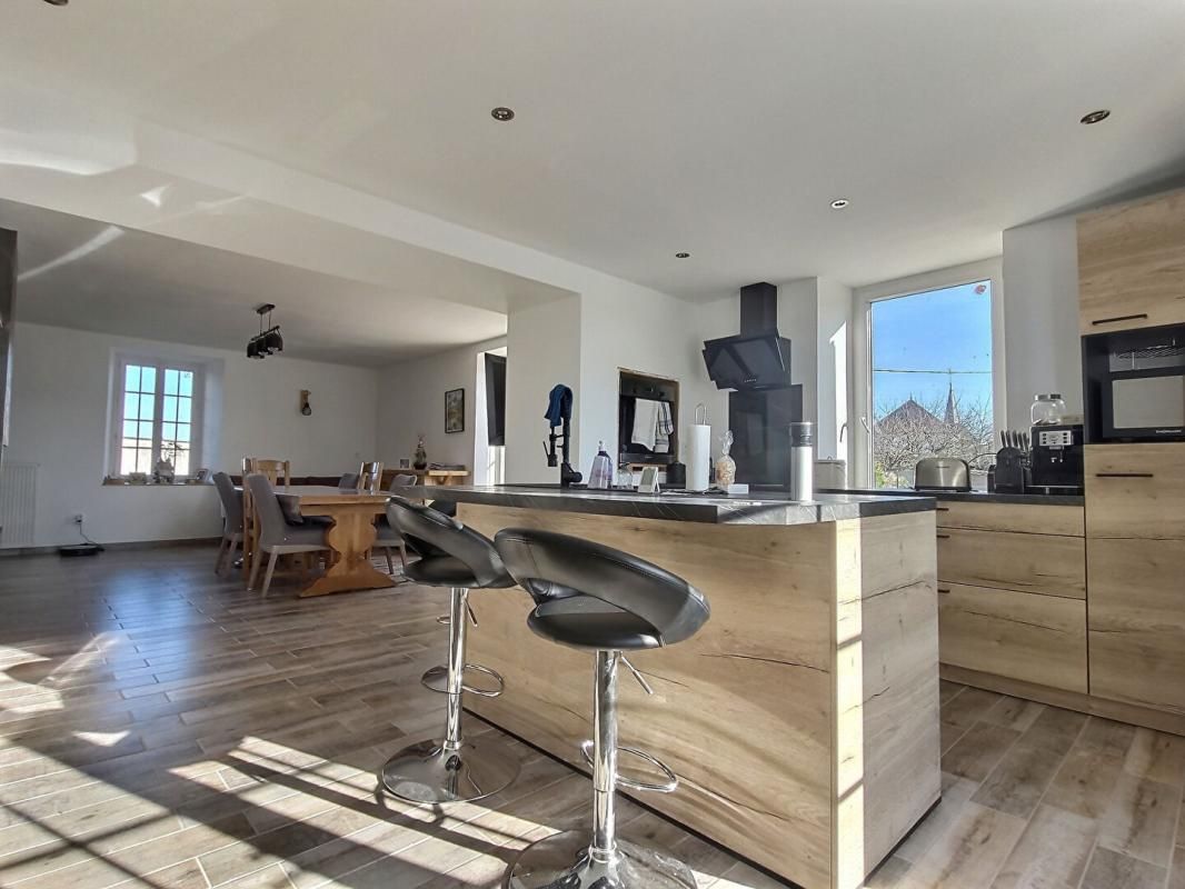 FITILIEU Ancienne ferme rénové de 1780 368m2 au total 180m2 3