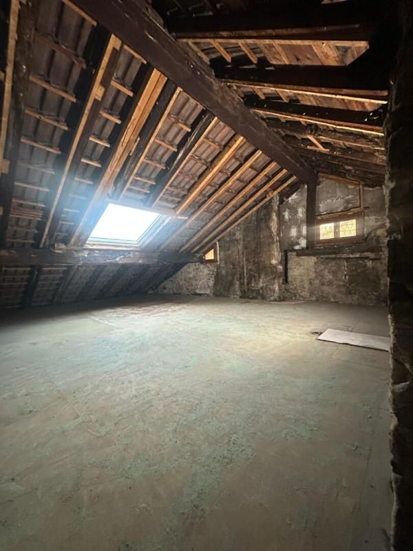 ANNECY Au coeur de la vieille ville d'Annecy, plateau à rénover en T3 2