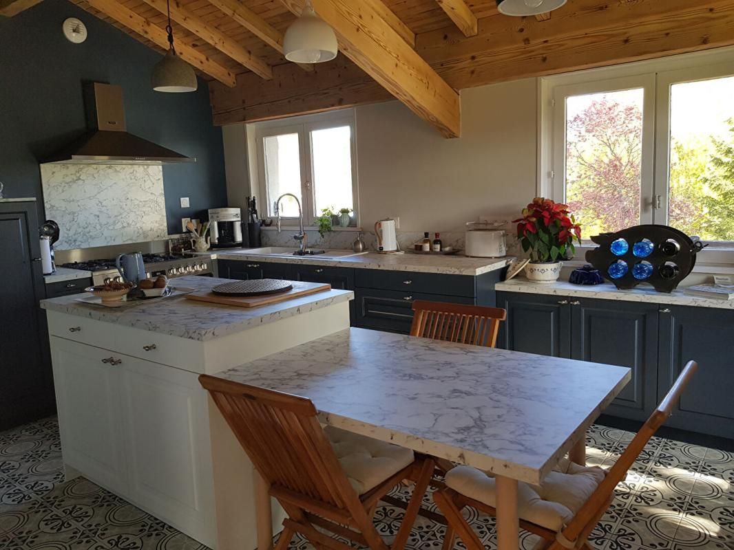 REVONNAS Maison Revonnas 6 pièce(s) 203 m2 Terrain 2420 m2 3