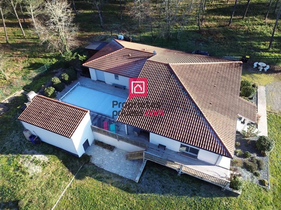 BAZAS Maison de 200m² avec 4 chambres et piscine 4