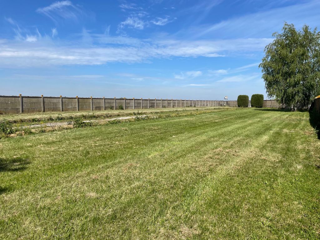 JANVILLE Terrain avec hangars fermés. Rare ! Stockage possible, idéal artisan 2