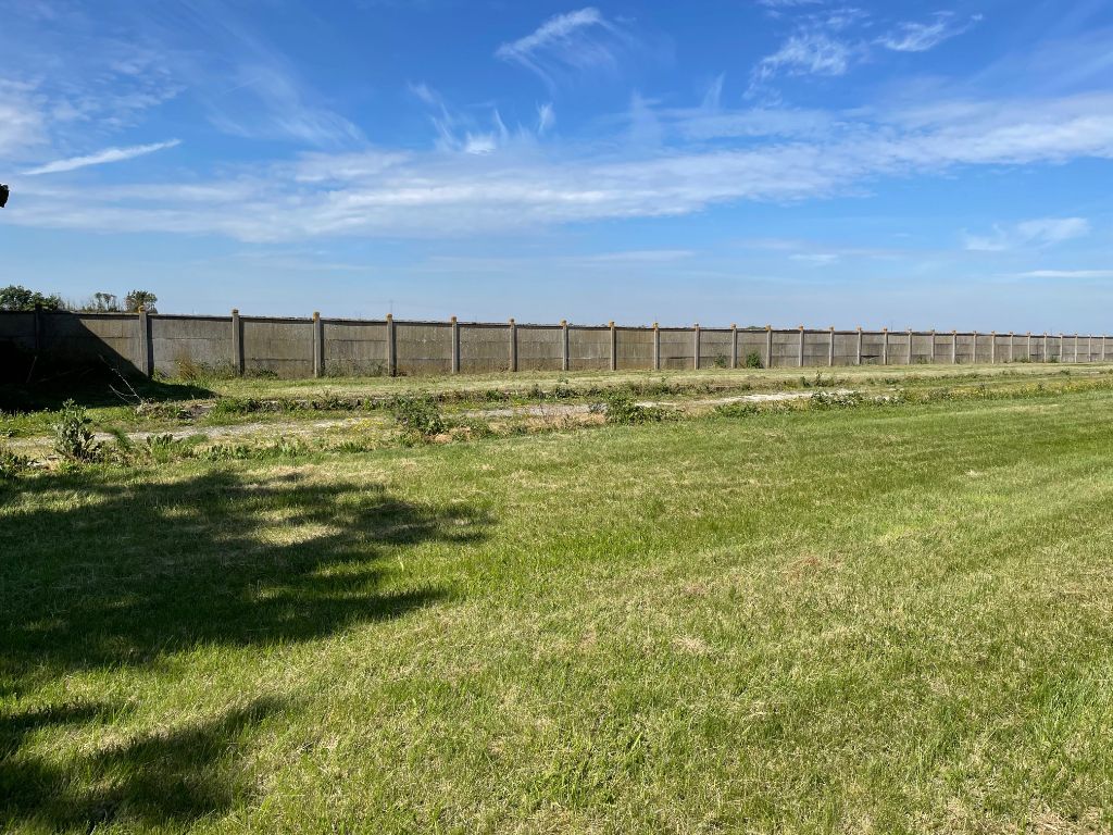 JANVILLE Terrain avec hangars fermés. Rare ! Stockage possible, idéal artisan 3