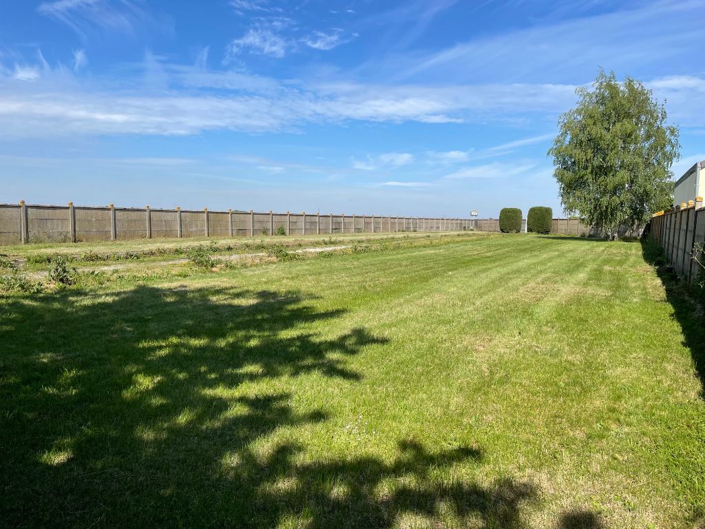 JANVILLE Terrain avec hangars fermés. Rare ! Stockage possible, idéal artisan 4