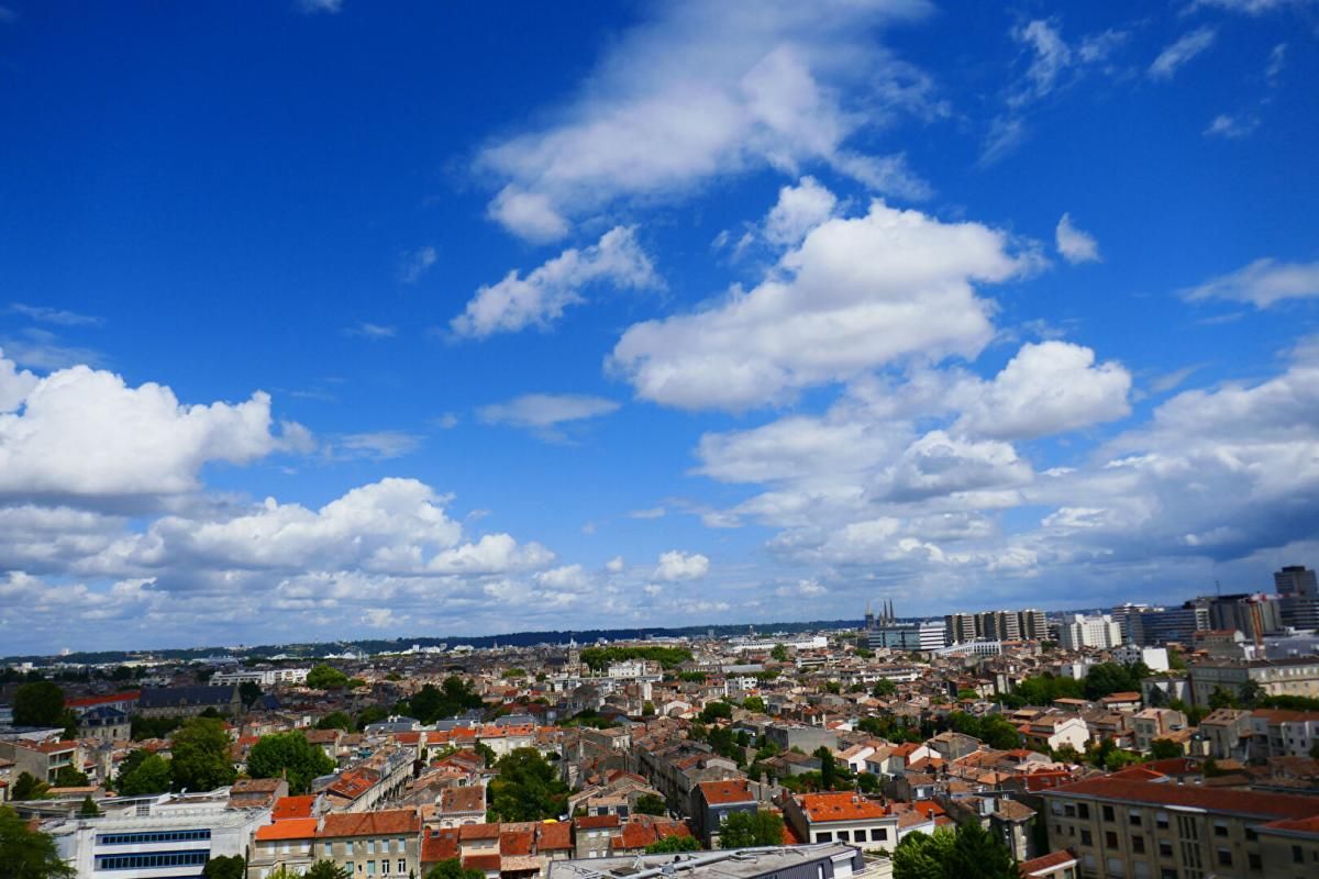 Bordeaux Croix Blanche Bel appartement avec deux chambres avec balcon ascenseur cave