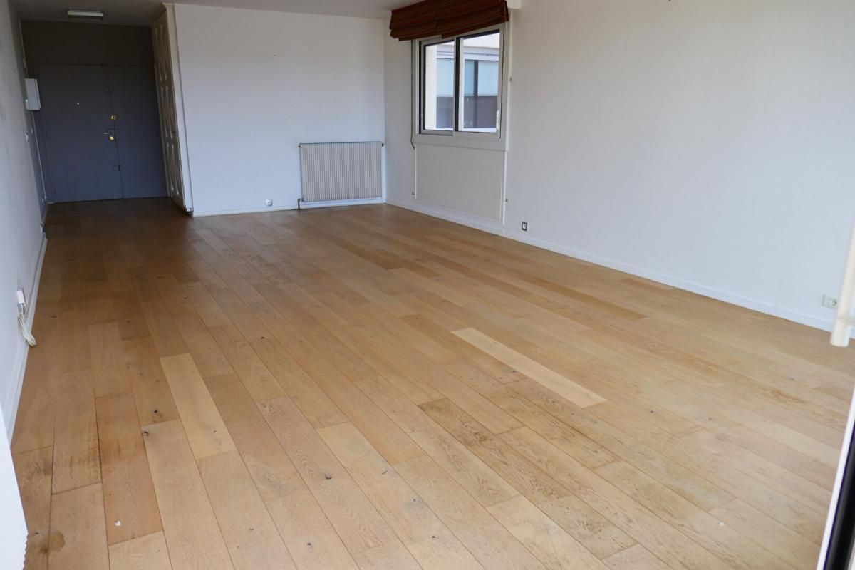 BORDEAUX Bordeaux Croix Blanche  Bel appartement  avec deux chambres avec balcon ascenseur cave 4