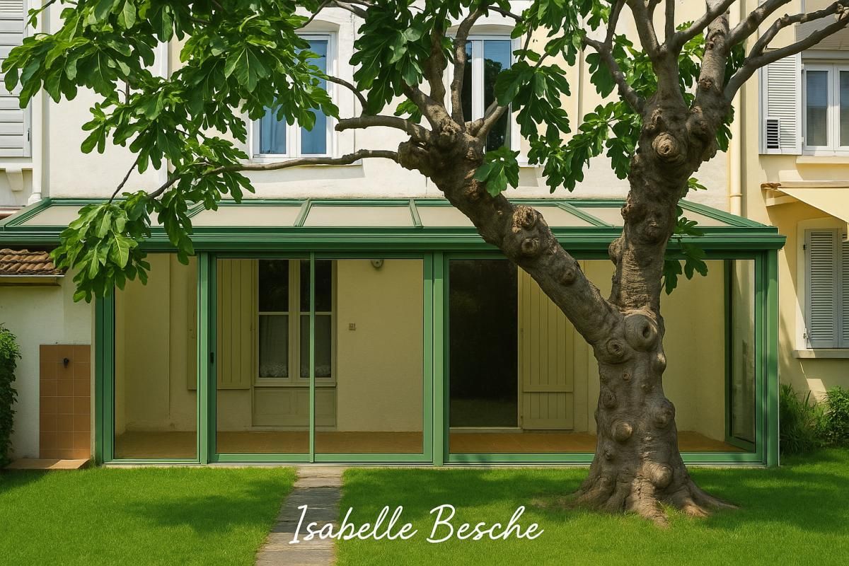 Le charme de l'ancien pour cette maison de ville avec 3 chambres , véranda et jardin