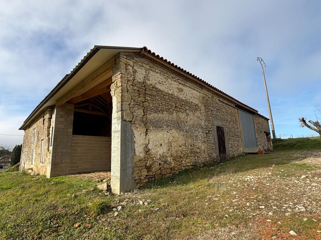 MONSEGUR Maison de 260m2 finir de rénover sur 1770m2 de jardin 2