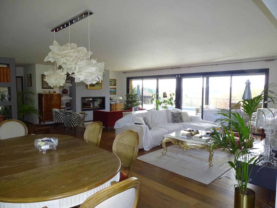 AURIAC-DU-PERIGORD Maison Auriac Du Perigord 8 pièce(s) 243.76 m2 2