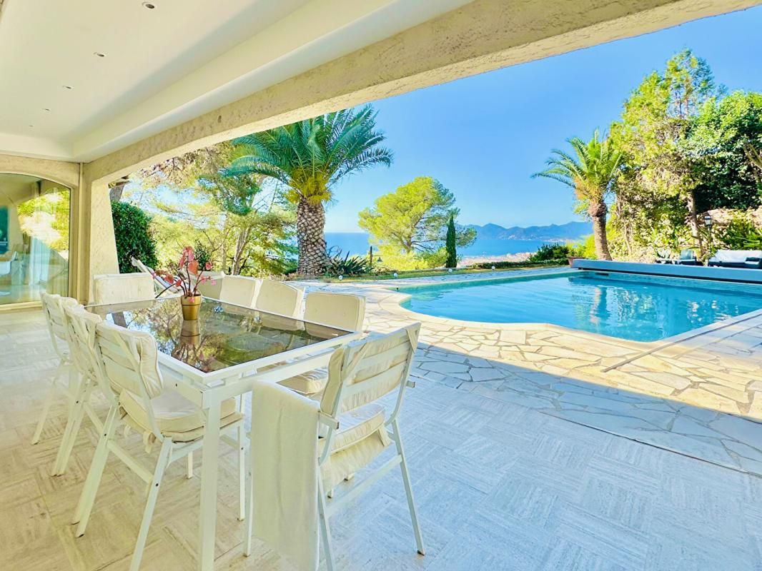 CANNES Villa Super Cannes 5 pièces 230 m2, 1660m2 de terrain avec piscine et pleine vue mer 180° 2