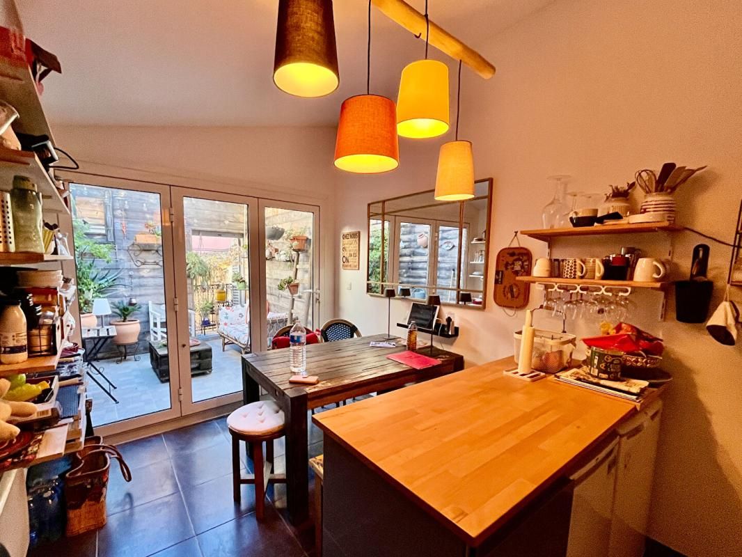 Jolie maison  de village avec  terrasse et garage