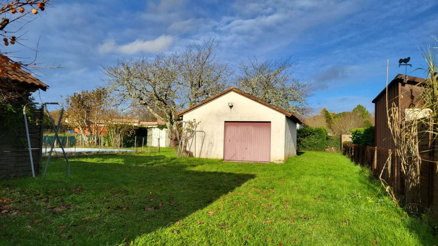 MOULEYDIER Maison traditionnelle de plain pied de 114 m² 6 pièces sur parcelle de 1658 m² garage et piscine 2