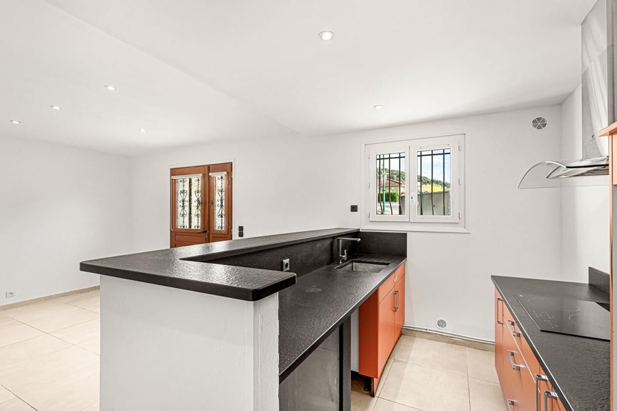 PEYMEINADE Appartement rénové de plain-pied 3 pièces au coeur du village de Peymeinade 4