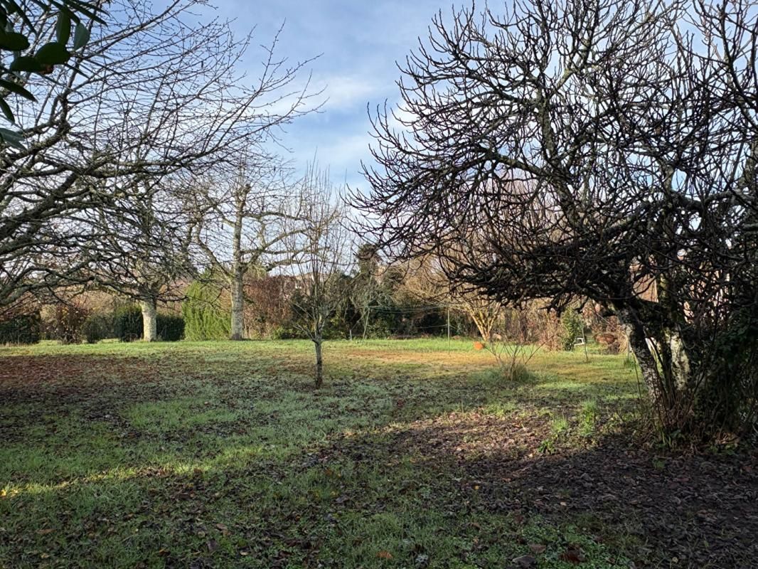 TARGON Targon : Charme de la pierre et potentiel 5 pièces 232m2, 4 chambres 3