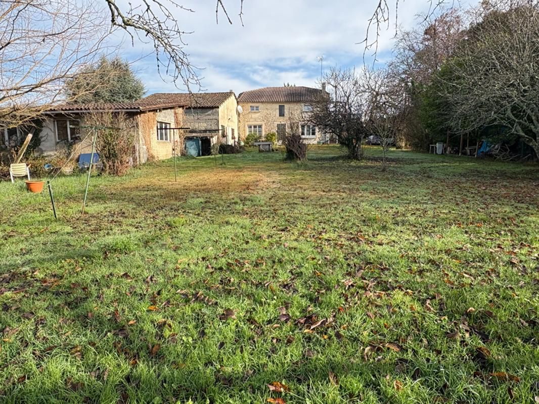 TARGON Targon : Charme de la pierre et potentiel 5 pièces 232m2, 4 chambres 4