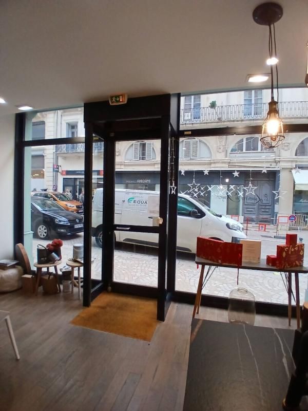 BEZIERS BEZIERS - Local commercial, grande vitrine en face de l'hôtel de ville 2