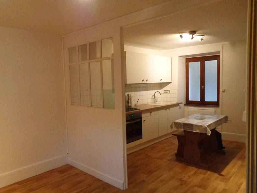 LANGEAC Langeac(43), maison de ville de 60 m2 habitables, 2 chambres 4