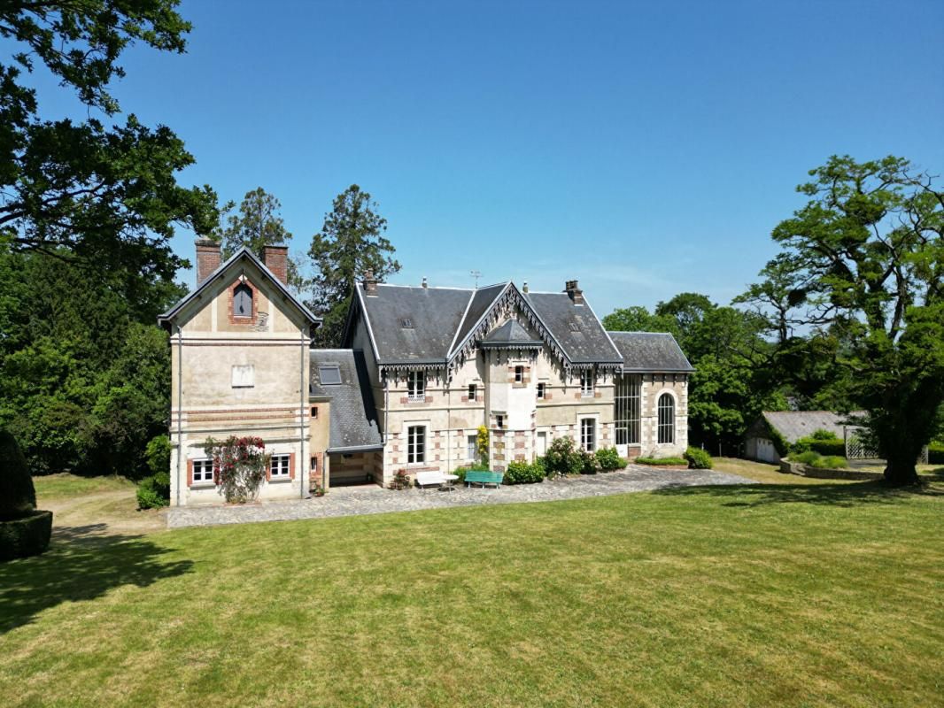 Manoir de 1850, maison de gardien et tennis sur un parc de 5ha