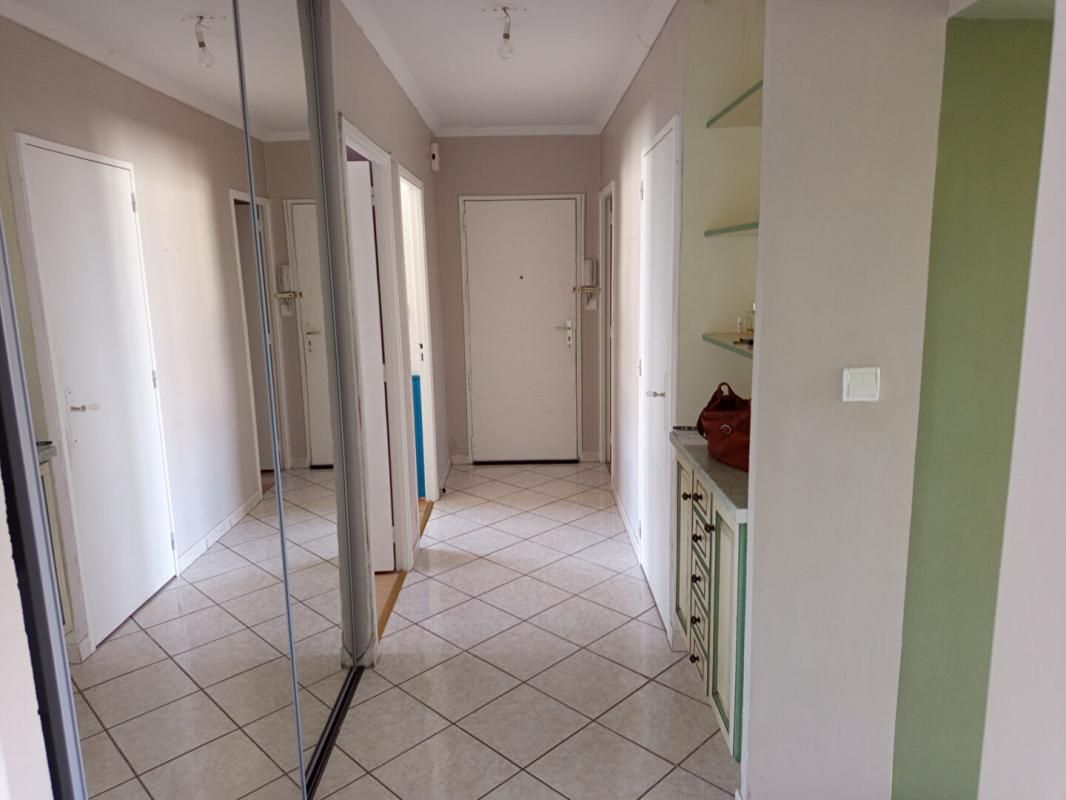 DONZERE Appartement Etat neuf 71m², 2 chambres, Balcon fermé à Donzère 130 000HAI 4