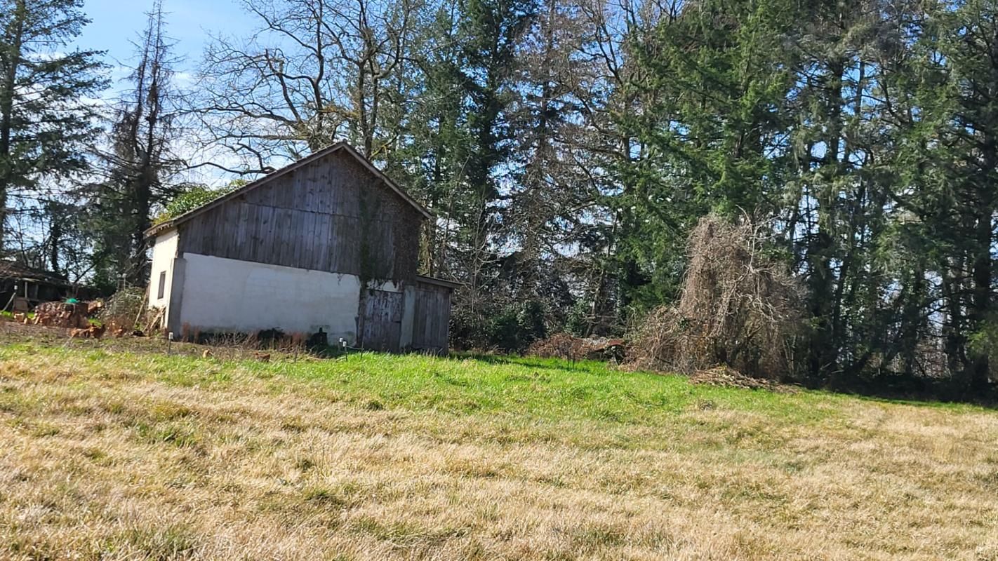 BOSSET 24130 Entre Bergerac et Mussidan Grange bois sur parcelles de 5900 m² environ 4