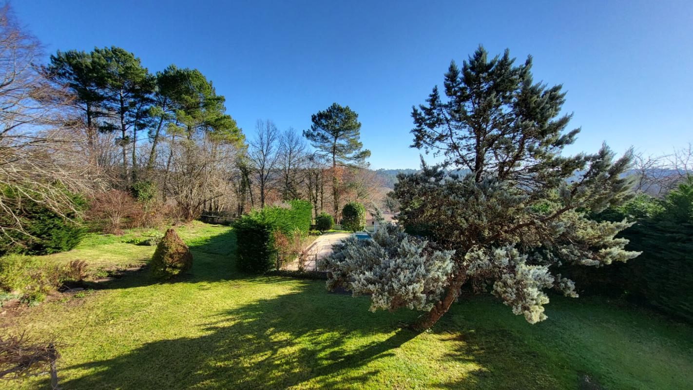 SAINT-GERMAIN-DU-SALEMBRE Proche de Saint Germain du Salembre maison de 169 m² de 6 pièces piscine grange sur 1835 m² 3