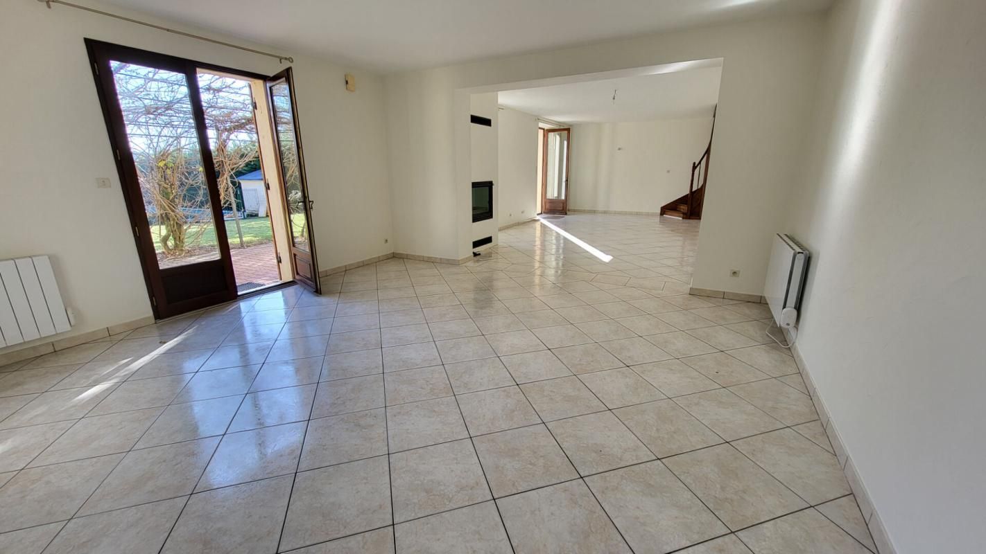 SAINT-GERMAIN-DU-SALEMBRE Proche de Saint Germain du Salembre maison de 169 m² de 6 pièces piscine grange sur 1835 m² 4