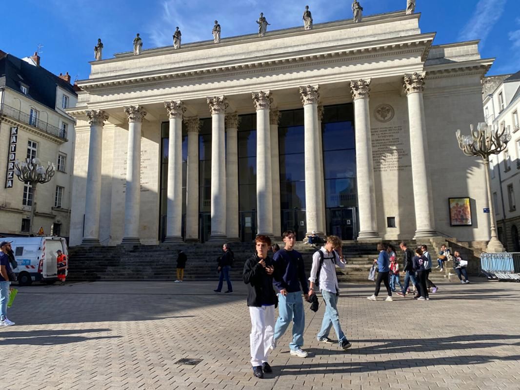 NANTES 44000 NANTES - MURS OCCUPES LOUES - QUARTIER GRASLIN 2